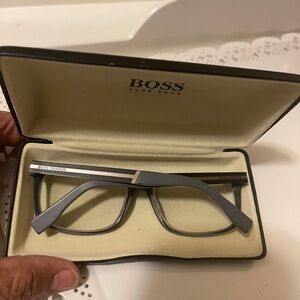 Boss orange eyeglass gray and silver flexible frames.no damage. Good conditions